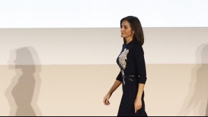 La reina Letizia reaparece con traje de Hugo Boss rosado y zapatos a juego