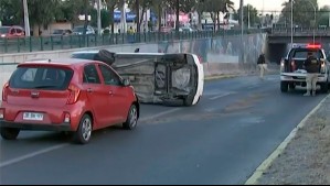 Accidente en La Florida termina con vehículo volcado: Habría evitado chocar con foco de luz en calzada