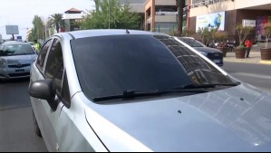 Auto fue retirado de circulación: Conductor es sorprendido en fiscalización con vidrios polarizados