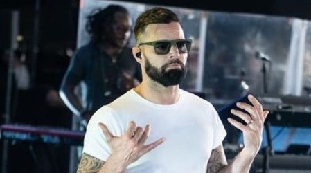 Fans chilenos de Ricky Martin le siguen la pista y captan su llegada sorpresa al país