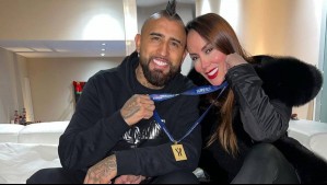 Así se divierte Arturo Vidal con su novia Sonia Isaza: La pareja baila en junto a su bulldog francés