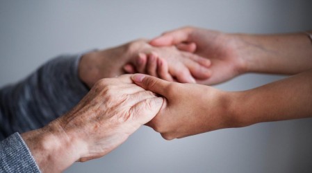 Incluye subsidio diario: Cómo postular a los cursos de cuidados básicos para personas mayores del Sence