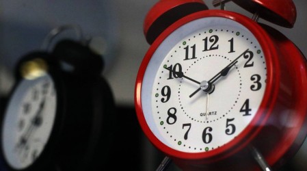 Hoy se realiza un nuevo cambio de hora: ¿Se deben atrasar o adelantar los relojes?