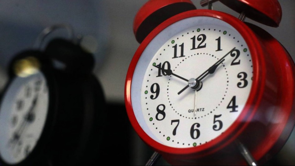 Hoy se realiza un nuevo cambio de hora: ¿Se deben atrasar o adelantar los relojes?