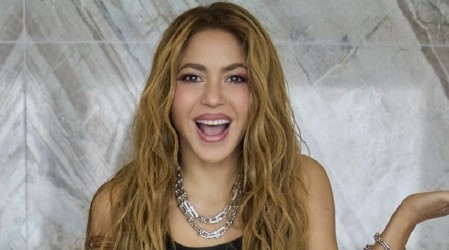 "Con todo mi cariño a Selena": Shakira imita el famoso baile de la fallecida "Reina del Tex-Mex"
