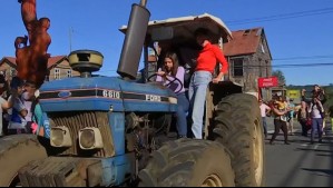 '¡Cuidado!': Cote Quintanilla se atrevió a conducir tractor con elenco de 'Al Sur del Corazón' en De Paseo