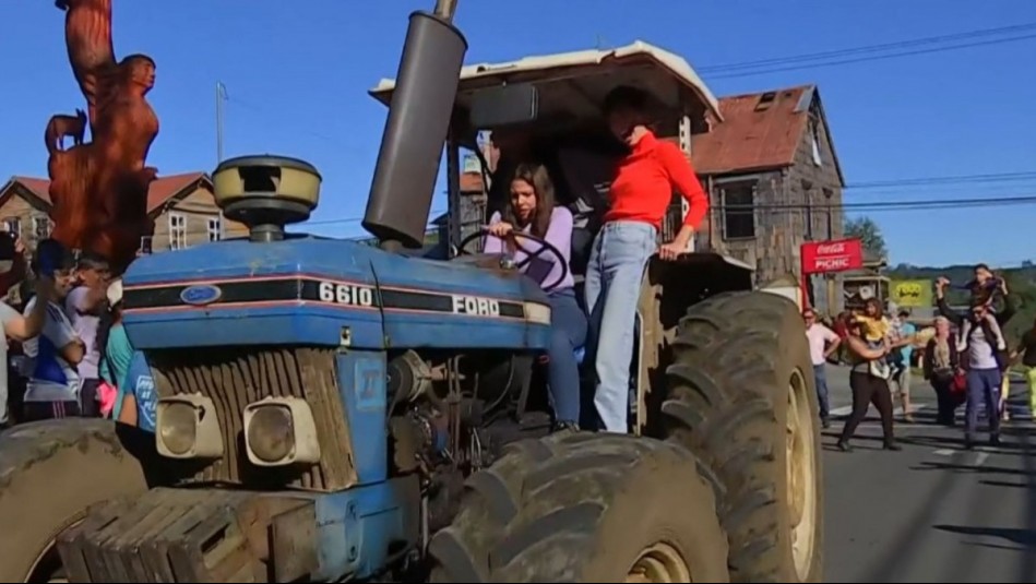 '¡Cuidado!': Cote Quintanilla se atrevió a conducir tractor con elenco de 'Al Sur del Corazón' en De Paseo