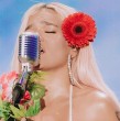 Karol G regresa a Chile con su tour Mañana será bonito. La Bichota se presentará el 19, 20 y 21 de abril en el estado nacional donde lucirá los diversos atuendos entre los que destacan los crop tops, minifaldas y botas.