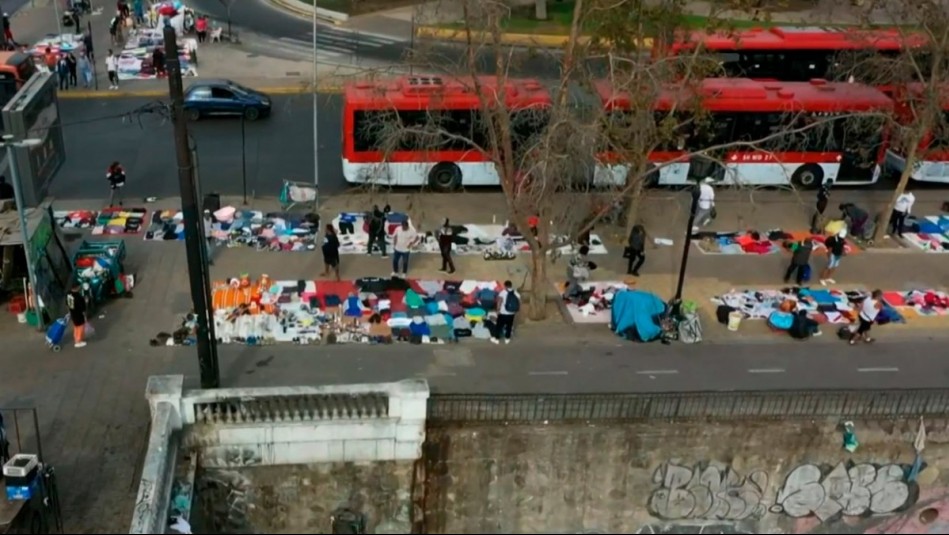 A solo días de amplio operativo de Carabineros: Ambulantes vuelven a Barrio Mapocho