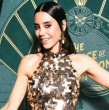 Cansu Dere es el nuevo rostro del perfume Estambul de la marca Atelier Rebul, la fragancia cuyo costo es de un poco más de 100 dólares. La actriz posó frente al sofisticado diseño de la botella inspirada en el pasado