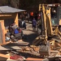 Con retroexcavadoras y presencia policial: Así fue demolición de viviendas y rucos en toma de Maipú