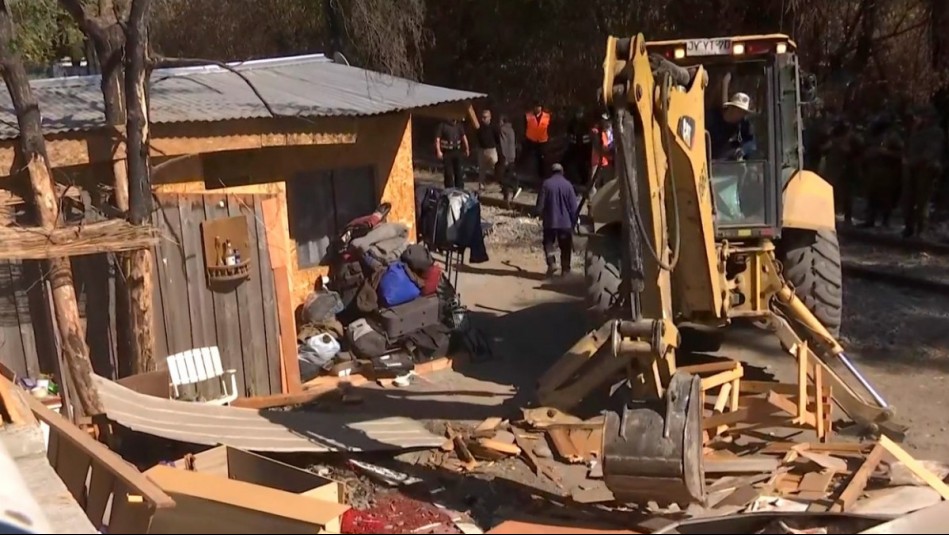 Con retroexcavadoras y presencia policial: Así fue demolición de viviendas y rucos en toma de Maipú