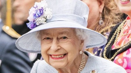 Así es la primera estatua de la reina Isabel II diseñada para posados y selfies de Instagram