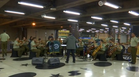 Previo a su aniversario: Orfeón Nacional de Carabineros sorprendió con presentación en Metro de Santiago