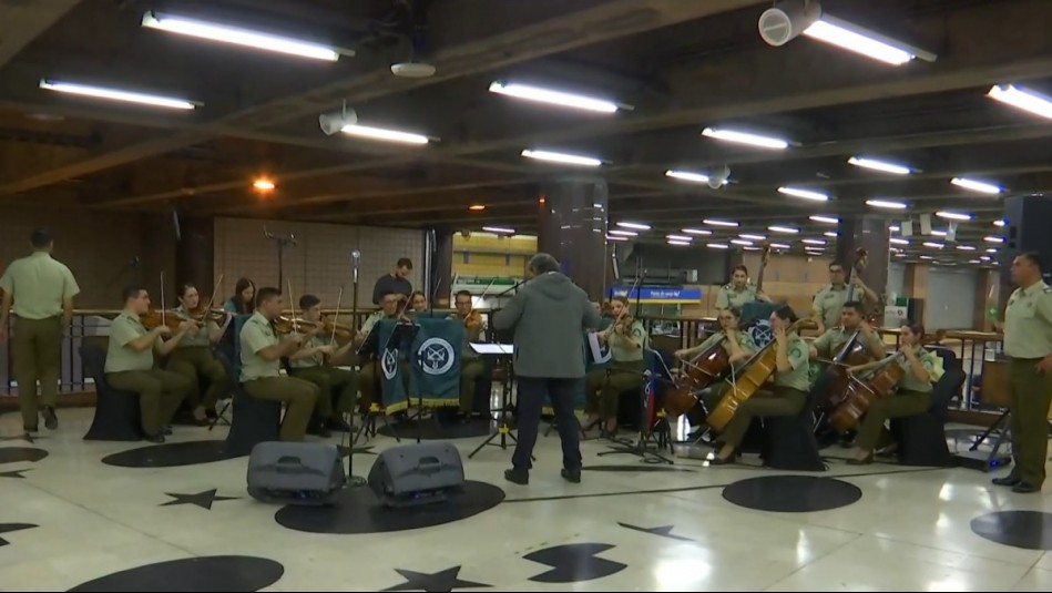 Previo a su aniversario: Orfeón Nacional de Carabineros sorprendió con presentación en Metro de Santiago