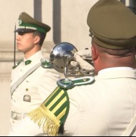 Emotivo cambio de guardia en el Palacio de La Moneda: Hubo minuto de silencio por mártires de Carabineros
