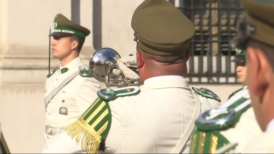 Emotivo cambio de guardia en el Palacio de La Moneda: Hubo minuto de silencio por mártires de Carabineros