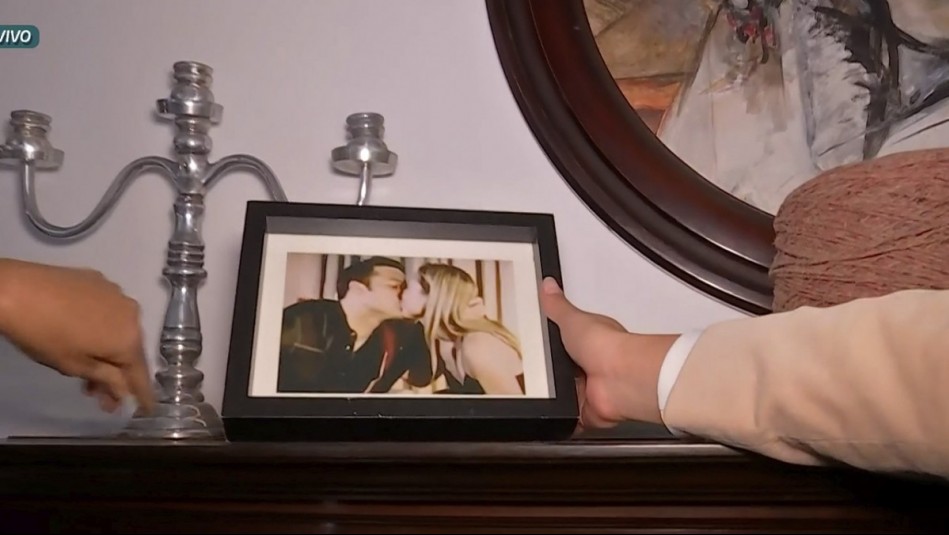 ¡Enmarcada en su casa!: Karen Doggenweiler mostró la foto de su 'piquito' con Ricky Martin en De Paseo