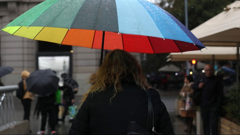 'Precipitaciones constantes y sonantes': ¿Hasta qué hora lloverá en Santiago?