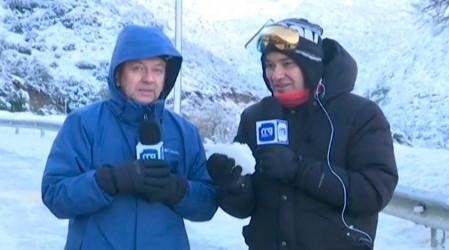 "Se siente el frío y no es psicológico": Jaime Leyton llega hasta camino a Farellones tras primera nevada