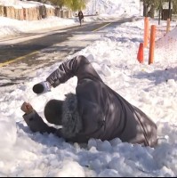 ¡Terminó enterrado!: Jaime Leyon protagoniza divertido chascarro caminando por la nieve en Farellones