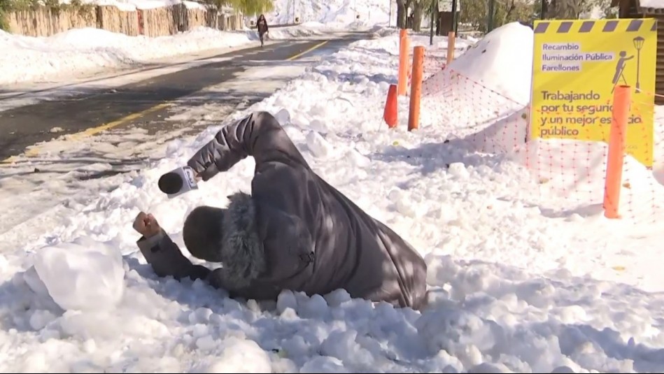 ¡Terminó enterrado!: Jaime Leyton protagoniza divertido chascarro caminando por la nieve en Farellones