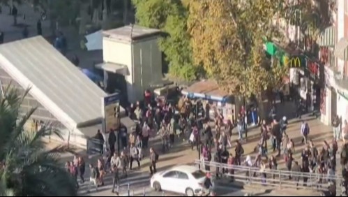Colapso en paraderos de buses tras cierre de estaciones de la Línea 1 del Metro de Santiago por falla técnica