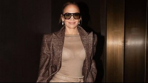 Jennifer Lopez apuesta por la tendencia del rojo y rosado: Lució elegante look en Nueva York