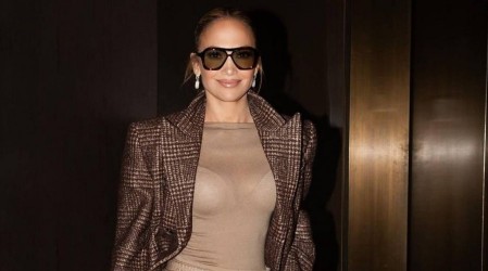 Jennifer Lopez apuesta por la tendencia del rojo y rosado: Lució elegante look en Nueva York