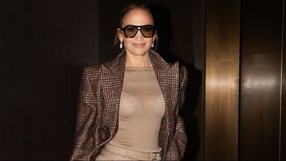 Jennifer Lopez apuesta por la tendencia del rojo y rosado: Lució elegante look en Nueva York