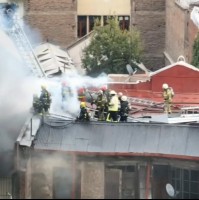 Bomberos combaten voraz incendio en local comercial de Avenida Brasil con Alameda