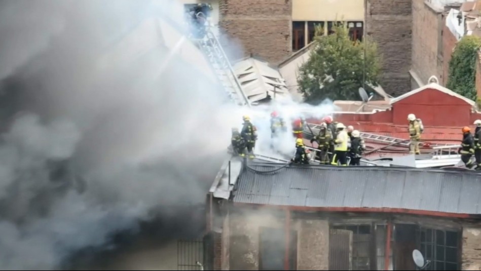 Bomberos combaten voraz incendio en local comercial de Avenida Brasil con Alameda