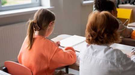 Cómo postular a los campamentos invernales de inglés del Mineduc: Incluyen alimentación y seguro