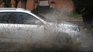 Lluvia en Santiago: Esta es la multa que arriesgan los conductores que mojen a peatones