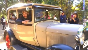 "¿Cuántos años tiene esta nave?": Cote Quintanilla se sube antiguo auto en el Día del Patrimonio en De Paseo