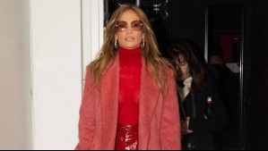 Jennifer Lopez lanza nuevo cóctel y lo hace con espectacular traje de lentejuelas