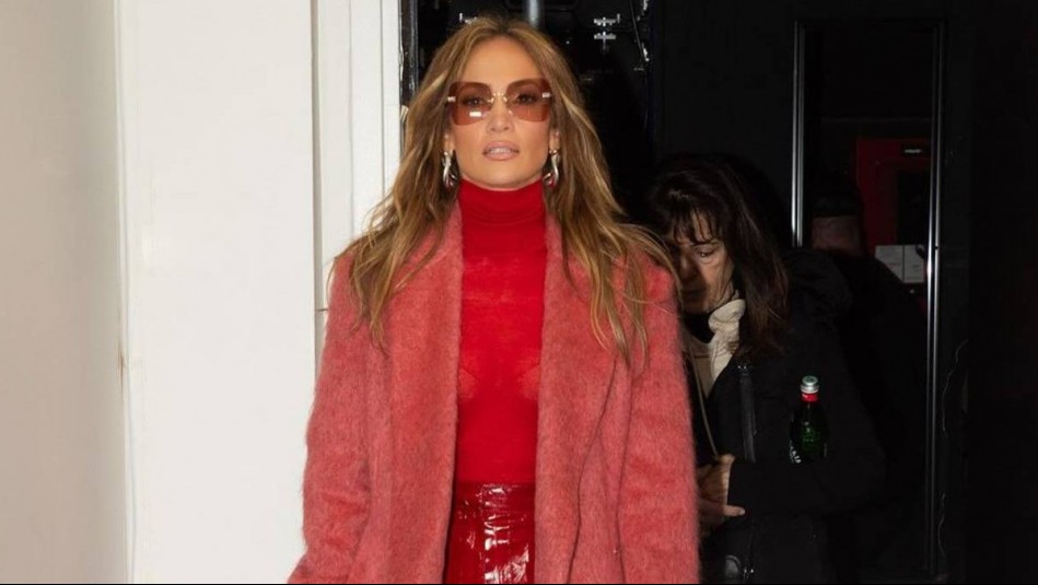 Jennifer Lopez lanza nuevo cóctel y lo hace con espectacular traje de lentejuelas