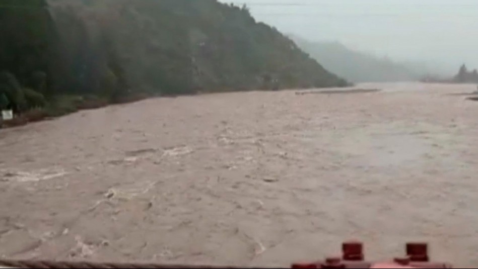 'Se está desbordando por partes': Vecina de Linares relata preocupante situación ante crecida de río Achibueno