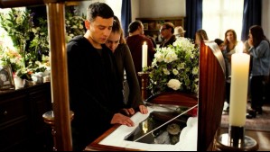 Sobra la emoción: La familia y los amigos llegan a despedir a Armando por última vez en Como la Vida Misma