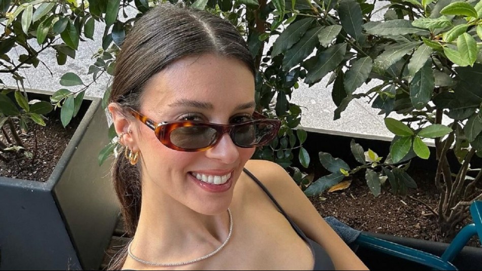 Pelin de Seyrán y Ferit posa junto a su novio en una gala con un minivestido