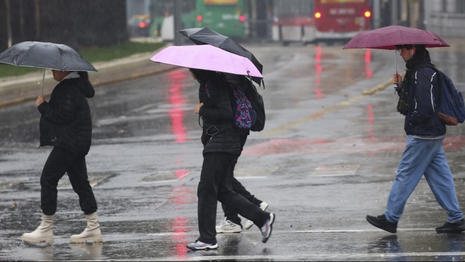 Nuevo 'sistema frontal frío': Jaime Leyton anticipa fuertes lluvias para esta semana en Santiago