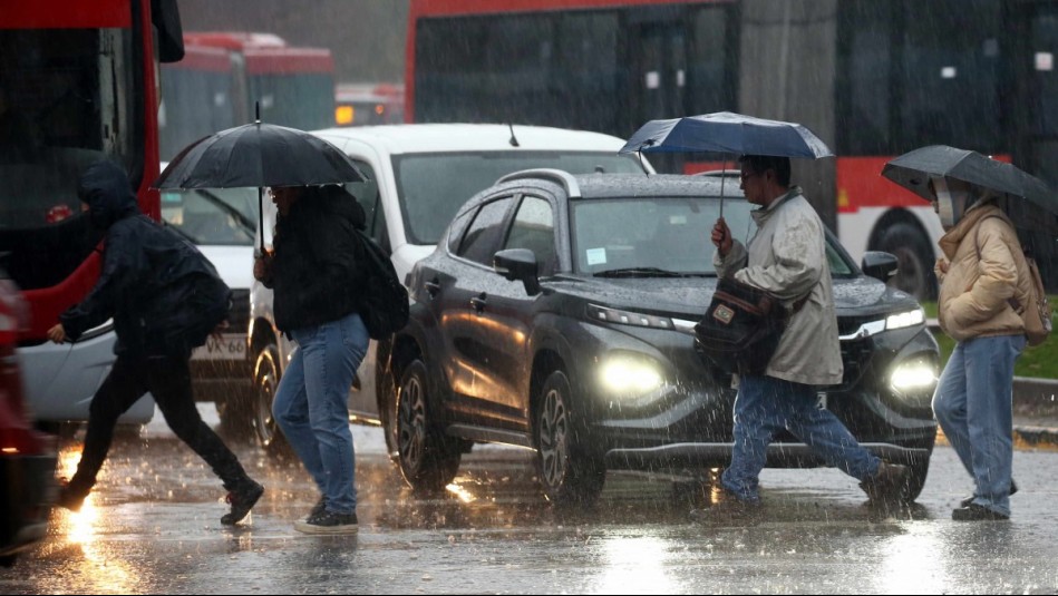 'Es un temporal': Confirman cuándo volverán las intensas lluvias y fuertes vientos a Santiago