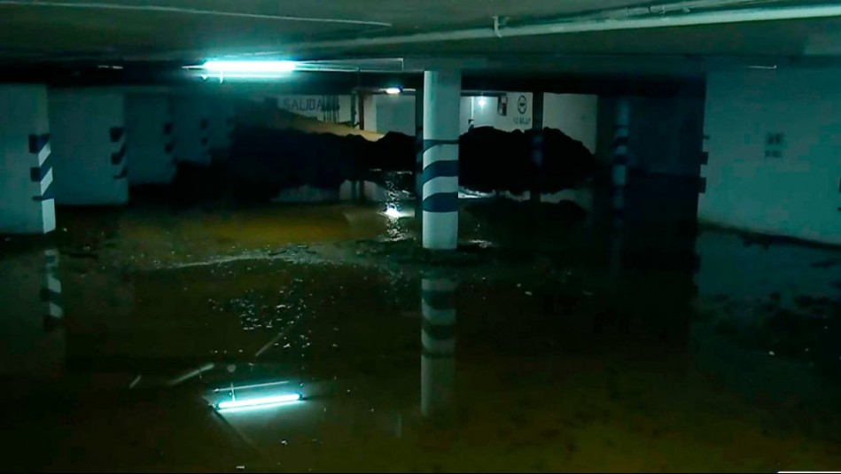 Edificio cercano a nuevo socavón recibió deslizamiento de agua y tierra: Autos quedaron atrapados en el barro