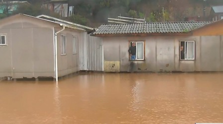 "Está completamente inundado": Impactante registro de vecinos aislados por desborde de río Pichilo en Arauco