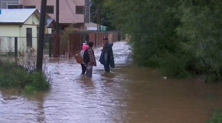 "Es mucho peor que otros años": Vecinos evacúan sus casas ante crecida de río Andalién en Concepción