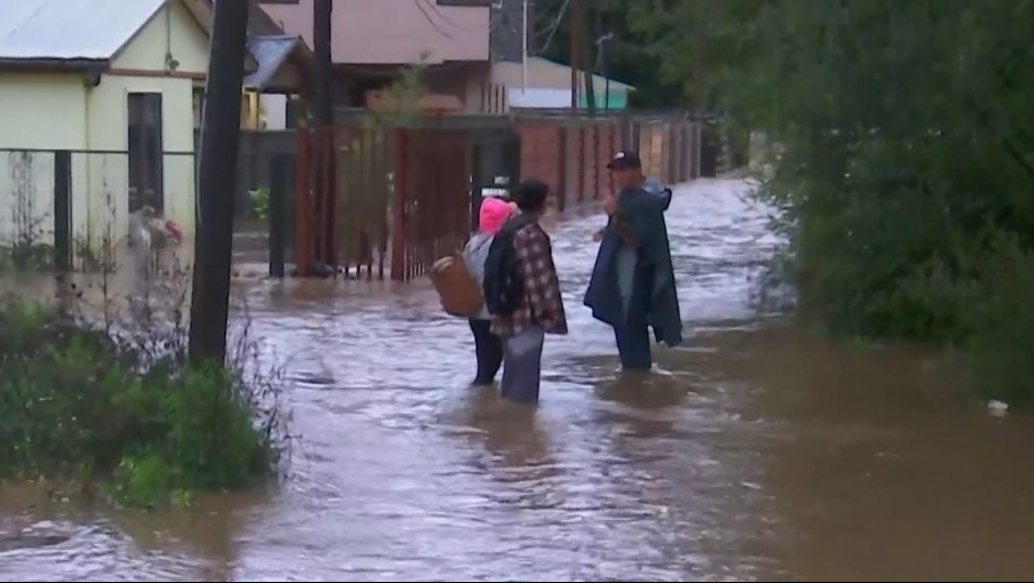 'Es mucho peor que otros años': Vecinos evacúan sus casas ante crecida de río Andalién en Concepción