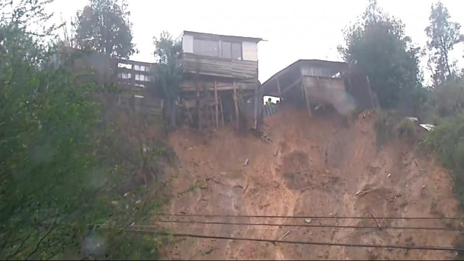 Casas a punto de caer tras socavón por fuertes lluvias en Curanilahue