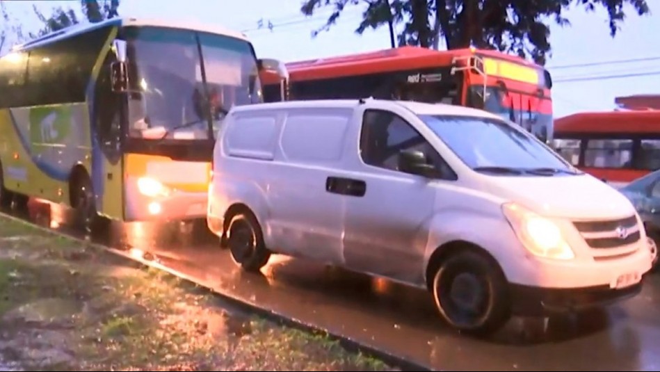 Tras intensa lluvia en Santiago: Taco kilométrico en Lo Prado por calles anegadas