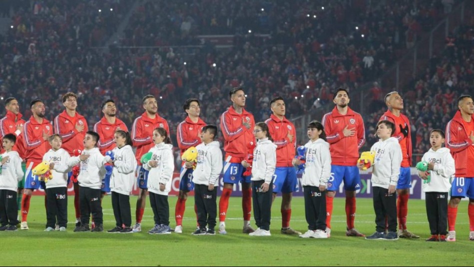 Iniciativa de Banco Bci: Niños nacidos el día del triunfo de Chile en Copa América 2015 escoltaron a jugadores
