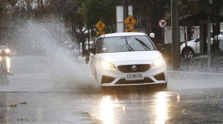 Evita sanciones: Esta es la multa por mojar a peatones en días de lluvia en Chile